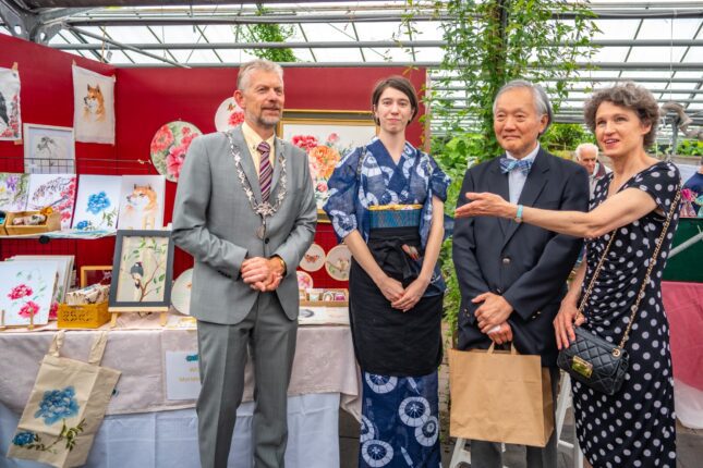 Marieke, de secretaris van Japan Fans, met de ambassadeur en de burgemeester op de Japanse Zondag van vorig jaar